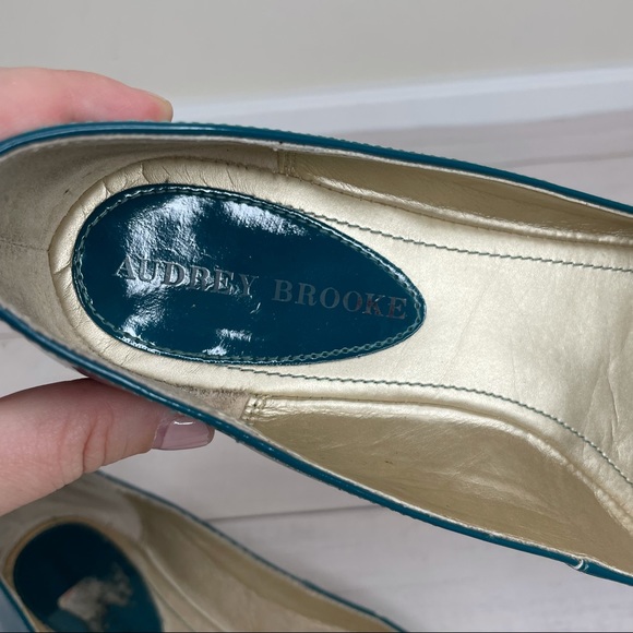 Pointed toe shiny green flats - Picture 3 of 5